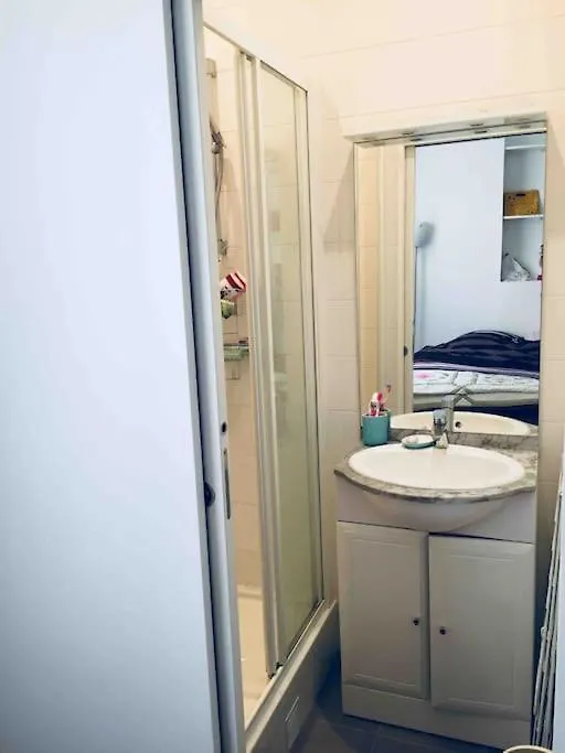 Apartment Cozy Flat, 5 Mins From Metro, 1 Bedroom *