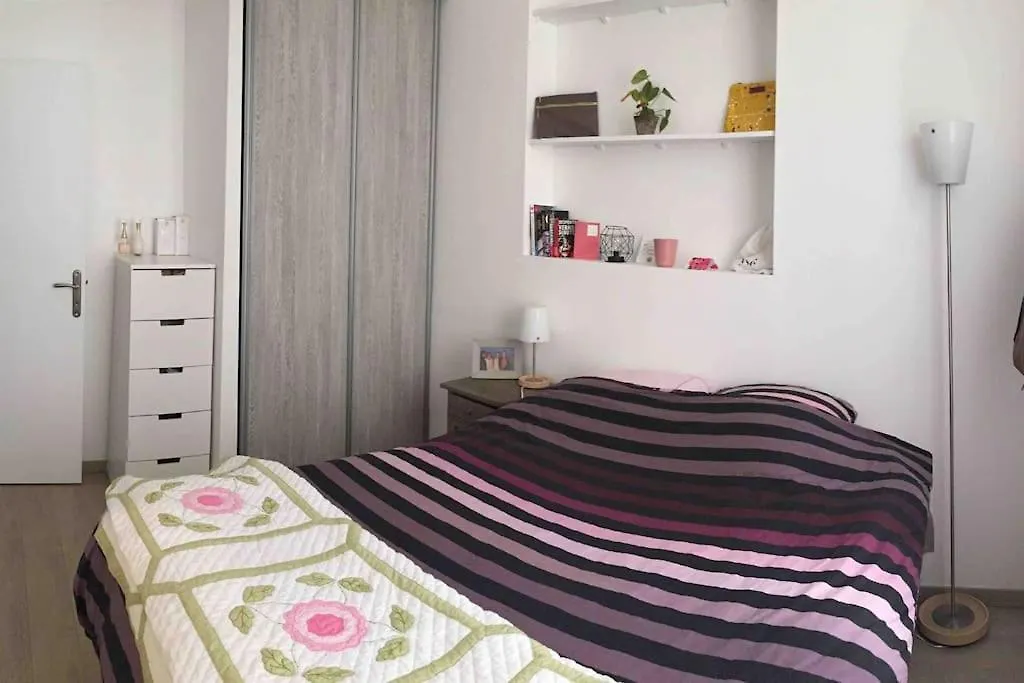 Apartment Cozy Flat, 5 Mins From Metro, 1 Bedroom